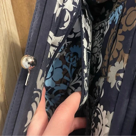 Elegant Navy Vera Bradley Quilted Women's Bag - Picture 9 of 10